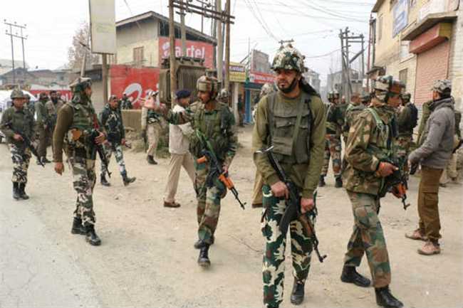 कश्मीर में सेना ने एनकाउंटर में मार गिराए 4 आतंकी, 1 पकड़ा